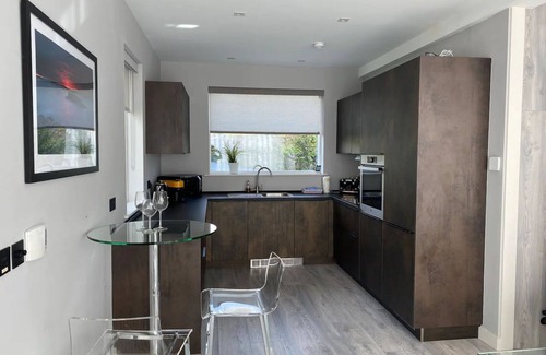 Kinsale Cabina | Celtic Lodge - Kinsale pet-friendly gem with EV charger