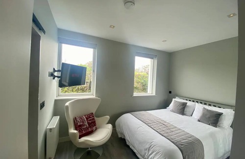 Kinsale Cabina | Celtic Lodge - Kinsale pet-friendly gem with EV charger