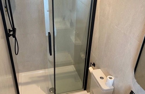 Kinsale Cabina | Celtic Lodge - Kinsale pet-friendly gem with EV charger