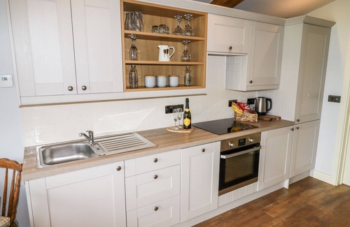 Ruthin Cabaña | CELYN, romantic, character holiday cottage in Cyffylliog