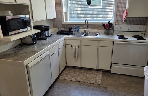Beulah Casa | Centennial House - Historic Home with Lakeview! Just 2 blocks from Downtown and Beach!