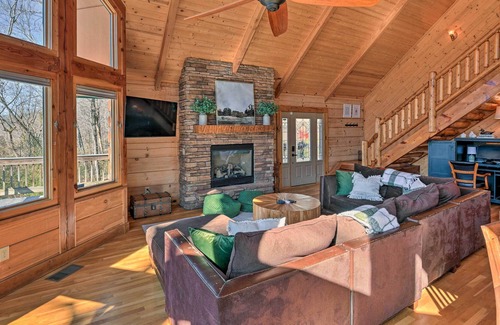 Smithville Cabina | Center Hill Lake Cabin w/ Hot Tub & Deck!