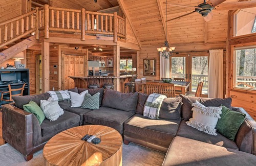 Smithville Cabina | Center Hill Lake Cabin w/ Hot Tub & Deck!