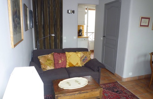 Latin Apartamento | Notre Dame, muy bueno standing, sexto piso, (elevador -> quinto piso), balcón
