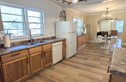 Wilmington Casa | Center of Wilmington-Zen on 42nd-fully fenced yard-Pets ok