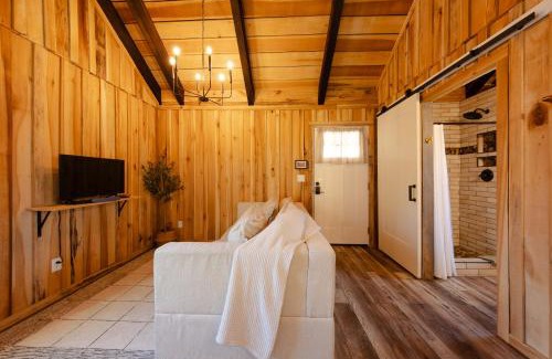 Smithville Casa | CenterHillLakeCreeksideCouplesTinyCabin 2