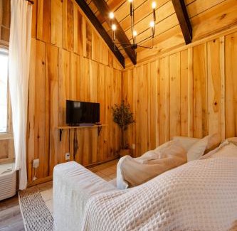 Smithville Casa | CenterHillLakeCreeksideCouplesTinyCabin 2