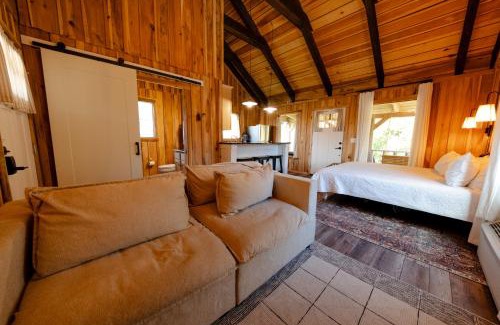 Smithville Casa | CenterHillLakeCreeksideCouplesTinyCabin 2