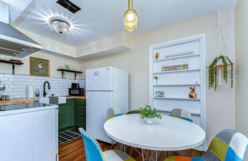 Pinellas Park Apartamento | Central 1/1 w heated pool, pets OK. W/D on site