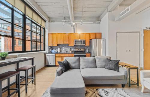 Downtown Cleveland Apartamento | Central 1 BD Loft l Downtown l Parking l Sofa Bed
