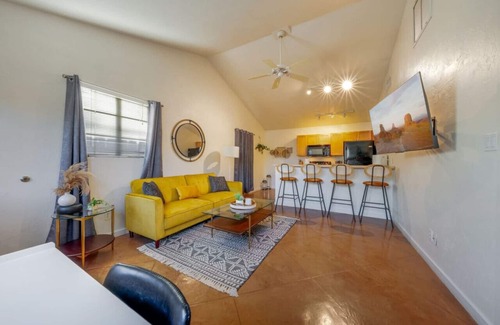 Blenman-Elm Casa | Central / Guesthouse / 1 BR & 1 BA / Fenced / Cozy