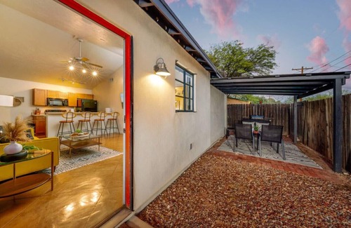 Blenman-Elm Casa | Central / Guesthouse / 1 BR & 1 BA / Fenced / Cozy