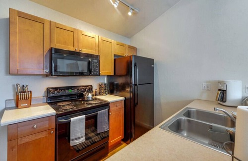 Blenman-Elm Casa | Central / Guesthouse / 1 BR & 1 BA / Fenced / Cozy