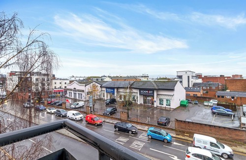 Cheltenham Apartamento | Central 1BD Free Underground Parking