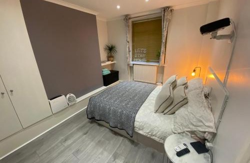 Addison Apartamento | Central 1bedroom Apartment, connected via underground, overground and many bus routes