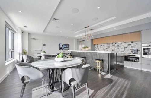 Assembly Square Apartamento | Central 1BR Apartment Assembly Square Pool Gym Parking Sleep 5