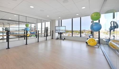 Assembly Square Apartamento | Central 1BR Apartment Assembly Square Pool Gym Parking Sleep 5