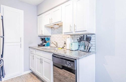 Brentwood Apartamento | Central 1BR King Bed Suites, Close to Downtown & Domain