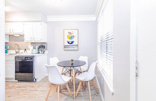 Brentwood Apartamento | Central 1BR King Bed Suites, Close to Downtown & Domain