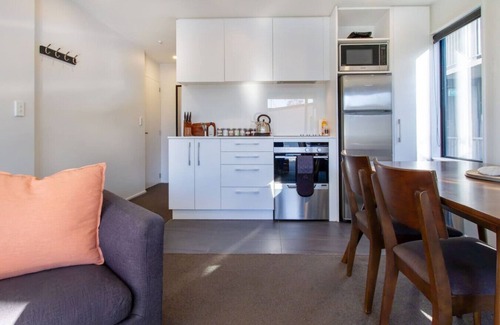 Christchurch City Centre Casa | Central 1BR with Car Park Lift Access and Extra Bed
