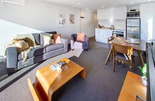Christchurch City Centre Casa | Central 1BR with Car Park Lift Access and Extra Bed