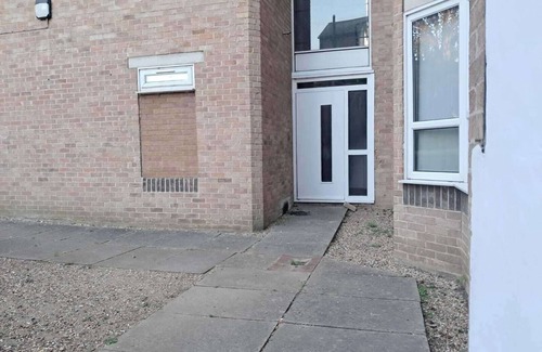 Newham Apartamento | Central 2-Bed House - Sleeps 3 & Garden