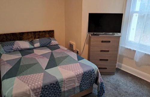 Newham Apartamento | Central 2-Bed House - Sleeps 3 & Garden