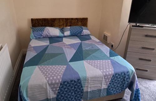 Newham Apartamento | Central 2-Bed House - Sleeps 3 & Garden