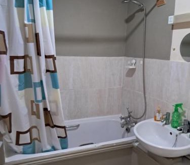 Newham Apartamento | Central 2-Bed House - Sleeps 3 & Garden