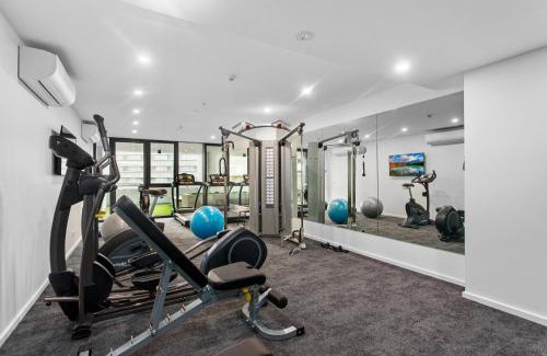 City East Apartamento | Central 2-Bed with Gym, BBQ & Stunning Views