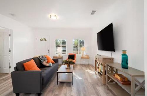 Southeastern Sacramento Casa | Central 2BR 1BA & Arcade Crib in the heart of Sac
