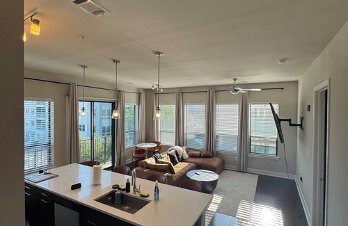 Greenway Plaza-Upper Kirby Apartamento | Central 2BR/2BA - View & Gym Luxury