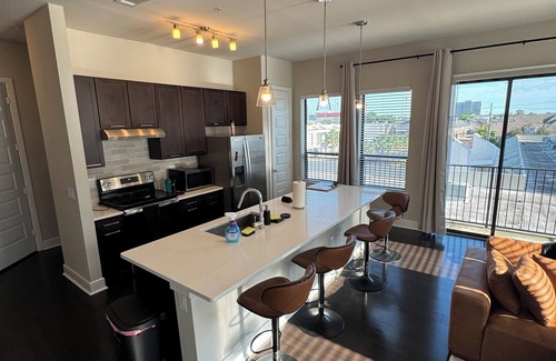 Greenway Plaza-Upper Kirby Apartamento | Central 2BR/2BA - View & Gym Luxury