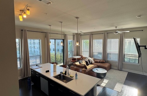 Greenway Plaza-Upper Kirby Apartamento | Central 2BR/2BA - View & Gym Luxury