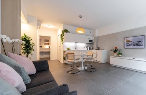 Como City Centre Apartamento | Central 2BR Apartment – Private Parking – Long Term Welcome