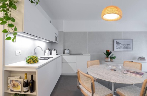 Como City Centre Apartamento | Central 2BR Apartment – Private Parking – Long Term Welcome