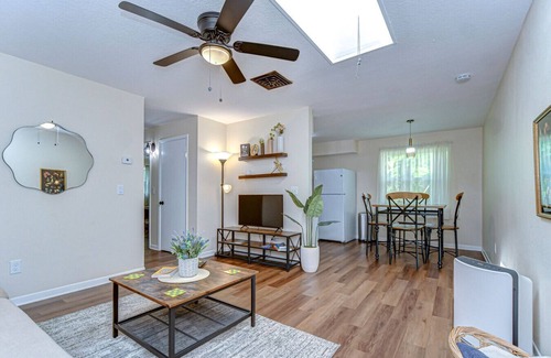 Pinellas Park Apartamento | Central 2BR Apt: Heated Pool & W/D on Site