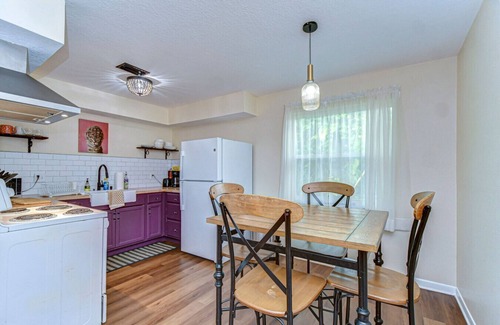 Pinellas Park Apartamento | Central 2BR Apt: Heated Pool & W/D on Site
