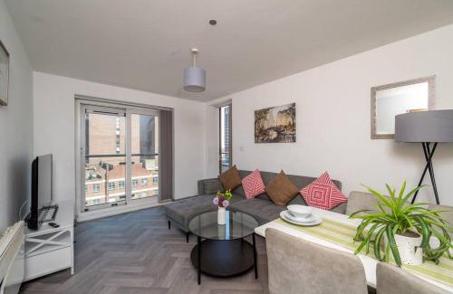 Theatreland Birmingham Apartamento | Central 2BR Flat - Balcony View in Bright Westside