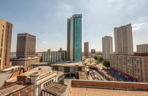 Theatreland Birmingham Apartamento | Central 2BR Flat - Balcony View in Bright Westside