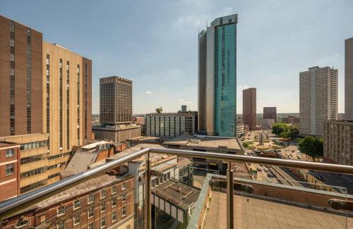 Theatreland Birmingham Apartamento | Central 2BR Flat - Balcony View in Bright Westside