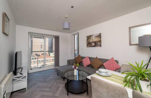 Theatreland Birmingham Apartamento | Central 2BR Flat - Balcony View in Bright Westside