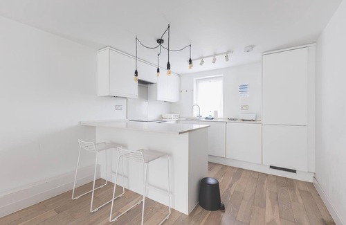 Churchill Apartamento | Central 2BR Flat with Balcony - Belgravia
