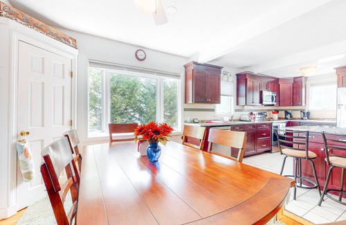 Vineyard Haven Apartamento | Central 2nd-floor apartment with propane stove, grill, W/D, & great location