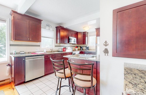 Vineyard Haven Apartamento | Central 2nd-floor apartment with propane stove, grill, W/D, & great location