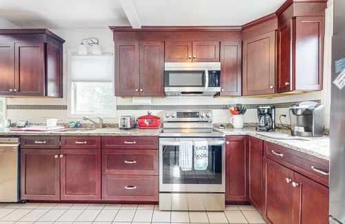 Vineyard Haven Apartamento | Central 2nd-floor apartment with propane stove, grill, W/D, & great location