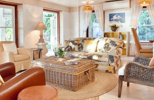 Governor's Harbour Casa | Central 3 bed house with pool & enclosed garden