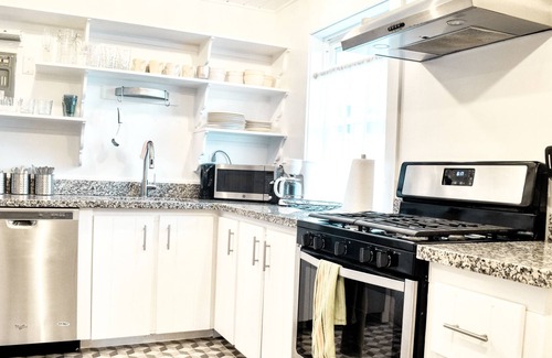 Governor's Harbour Casa | Central 3 bed house with pool & enclosed garden