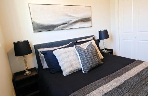 North Central Edmonton Casa | Central 3 Queen Beds,Double Garage,Disney+