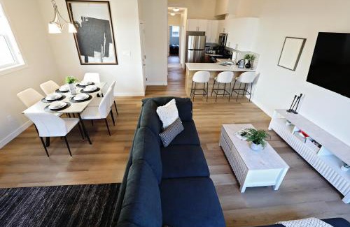 North Central Edmonton Casa | Central 3 Queen Beds,Double Garage,Disney+